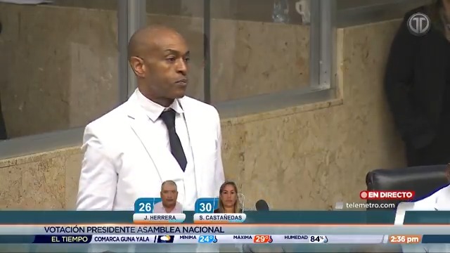 El diputado Jairo Salazar anuncia que este miércoles presentará ante el Pleno de la Asamblea una propuesta para la derogación de la Ley 462 de la Caja de Seguro Social. “Lo que el pueblo quiere es la derogación, no la persecución, no la imposición, no la destitución de nuestros docentes… mañana quiero verlos a ustedes boconcitos, ronconcitos a ver si se atreven junto con migo y mi bancada a derogar la ley, a sentarnos a hablar y cambiar lo que tengamos que cambiar por el beneficio de nuestra gente de afuera”, enfatizó.
