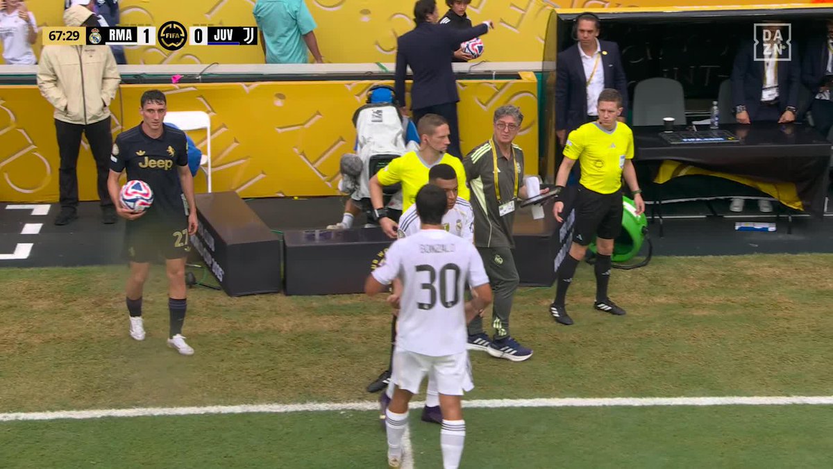 "Kylian Mbappé" Porque reemplazó a Gonzalo García y está haciendo su debut con el Real Madrid en el partido ante Juventus por el Mundial de Clubes luego de su lesión. Quiero volver a coger el francés hijo de re mil puta.