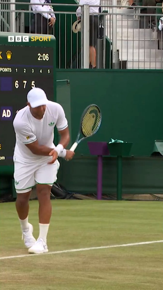 🗣️ "Is this the worst underarm we've seen?" Dan Evans and even Jay Clarke himself couldn't help but laugh 😆 #Wimbledon