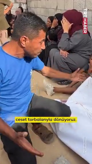 ▪️"Ölüme sarılmış, kana bulanmış bir yardım bu" ▪️"Torbayla yardım almaya gidiyoruz, ceset torbalarıyla dönüyoruz" Gazze'de açlığı silah olarak kullanan katil İsrail, yardım almaya giden sivilleri katlediyor.