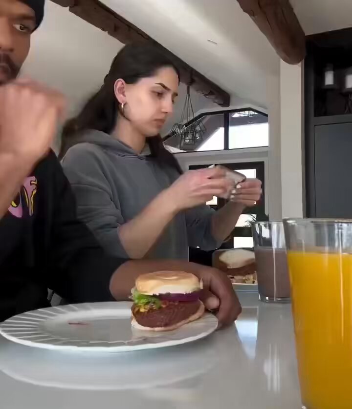 شاب تناول طعامه بنفس سرعة زوجته، فكانت النتيجة غير متوقعة 😂💔