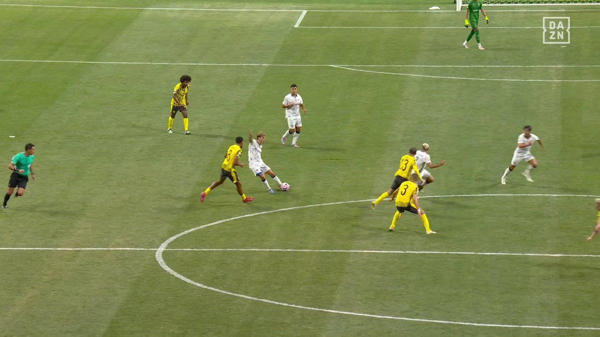 Süle fue directo a empujar al Tecatito. Mano en la espalda. Contacto claro. ERA PENAL.