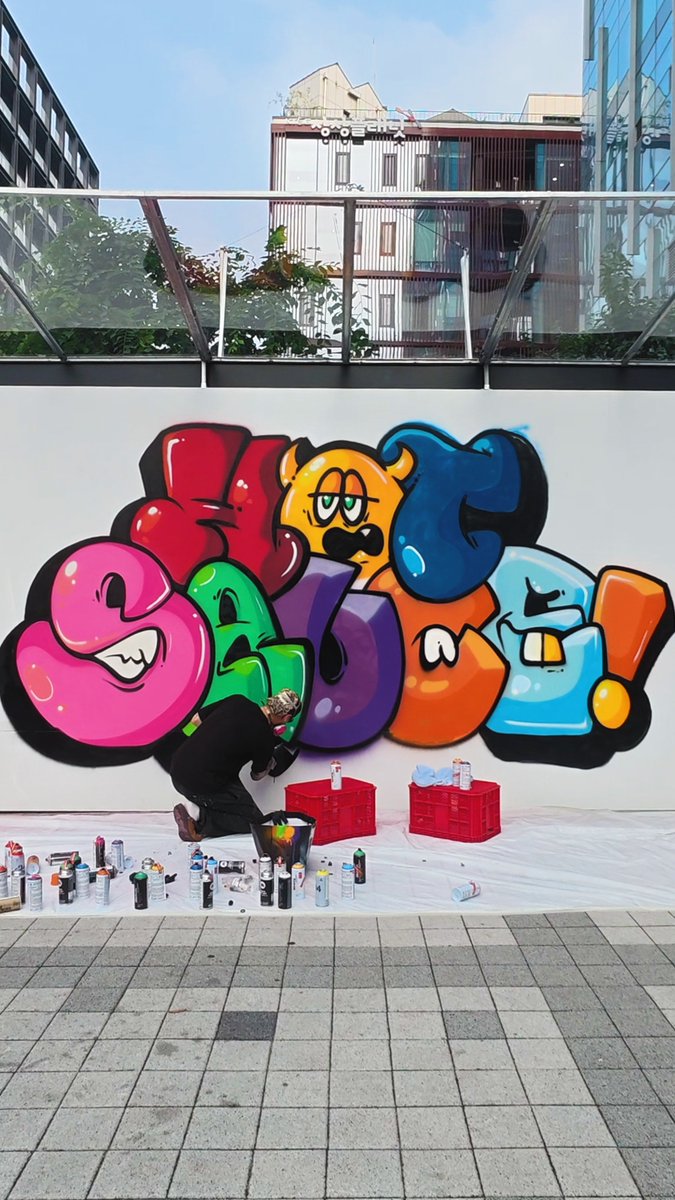 Too hot hot in SEONGSU 🎨🔥 'HOT SAUCE' Graffiti Zone by SAMBYPEN 🎨 📅 2025.06.28 ~ 2025.07.13 📍 Seongsu AK Valley Square (서울 성동구 연무장길 76) #BABYMONSTER #베이비몬스터 #DigitalSingle #HOTSAUCE #YG