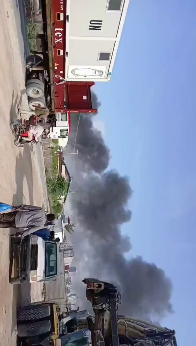 🇸🇴HELICOPTER CRASHES NEAR MOGADISHU AIRPORT A military helicopter has crashed near Aden Adde International Airport in Mogadishu, Somalia. A loud explosion was heard across the capital, followed by a fire and thick smoke rising from the scene. Authorities have not yet issued an official statement, and the cause remains unknown. Source: AZ Intel