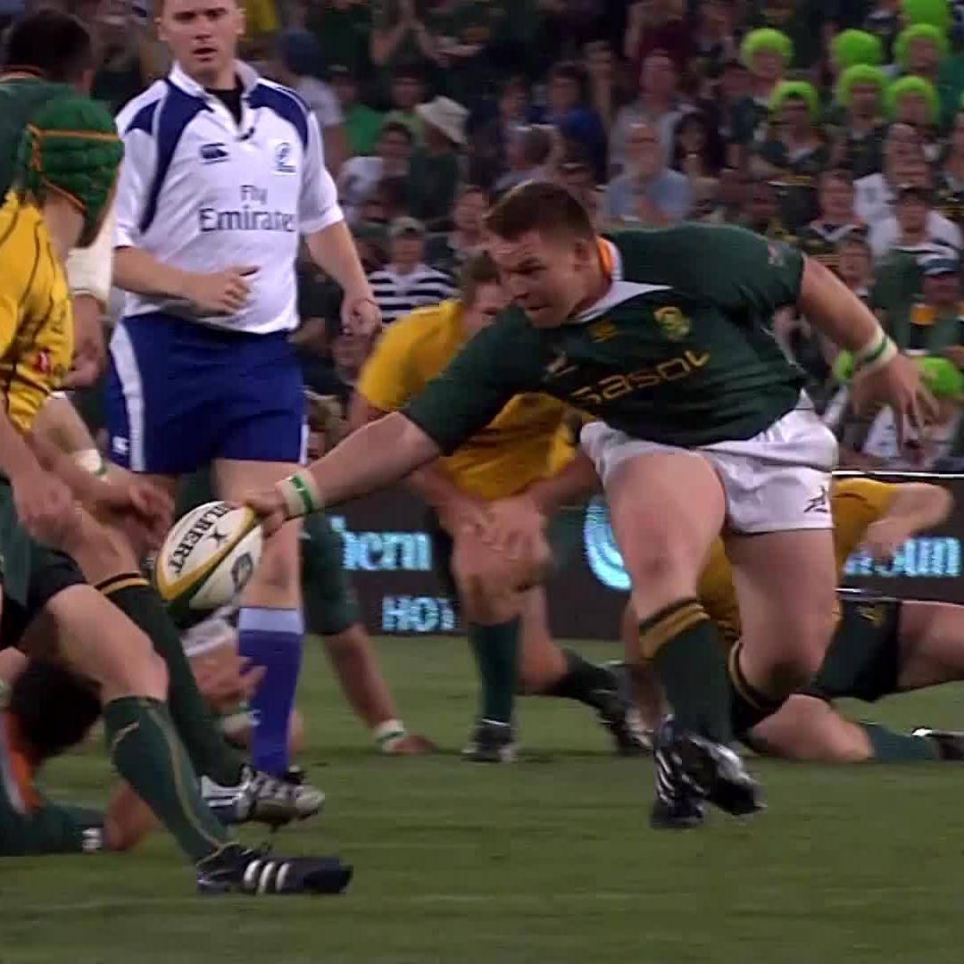 That iconic one-handed pick-up from John Smit 🥶 Still one of our favourite moments. Does he get the nod in your #BokDreamTeam as the hooker? 🗳️ Vote now: