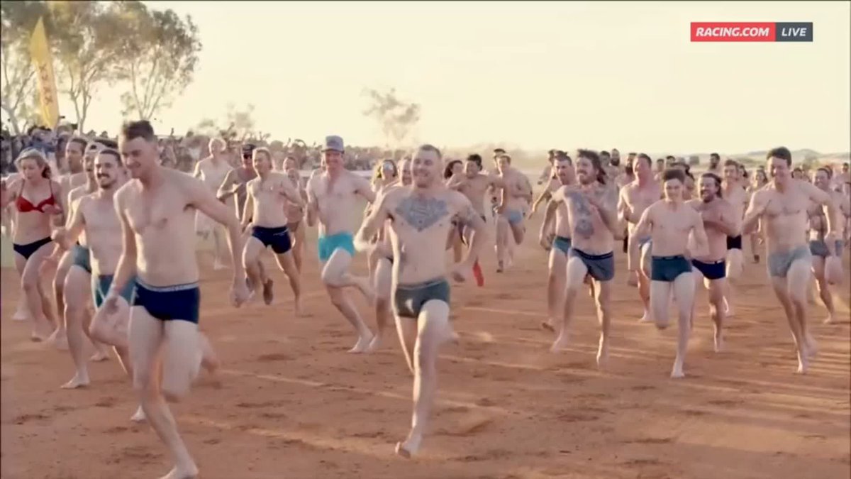 【海外競馬？】 🇦🇺豪州のマーブルバー競馬場では人間が下着姿で走る"Undies Run"が行われます。 ちなみに豪州は現在冬ですが、高温で知られるマーブルバーは最高気温が25度を超えている模様。 🎥 Racing.com