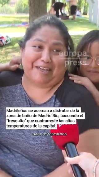 Madrileños se acercan a disfrutar de la zona de baño de Madrid Río, buscando el "fresquito" que contrarreste las altas temperaturas de la capital