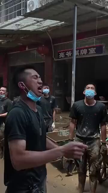 感动！榕江救援一线子弟兵齐唱热血之歌！ 7月1日，贵州榕江救援一线子弟兵在现场齐唱《祖国不会忘记》。“不需要你认识我，不渴望你知道我，我把青春融进，融进祖国的江河……”致敬！