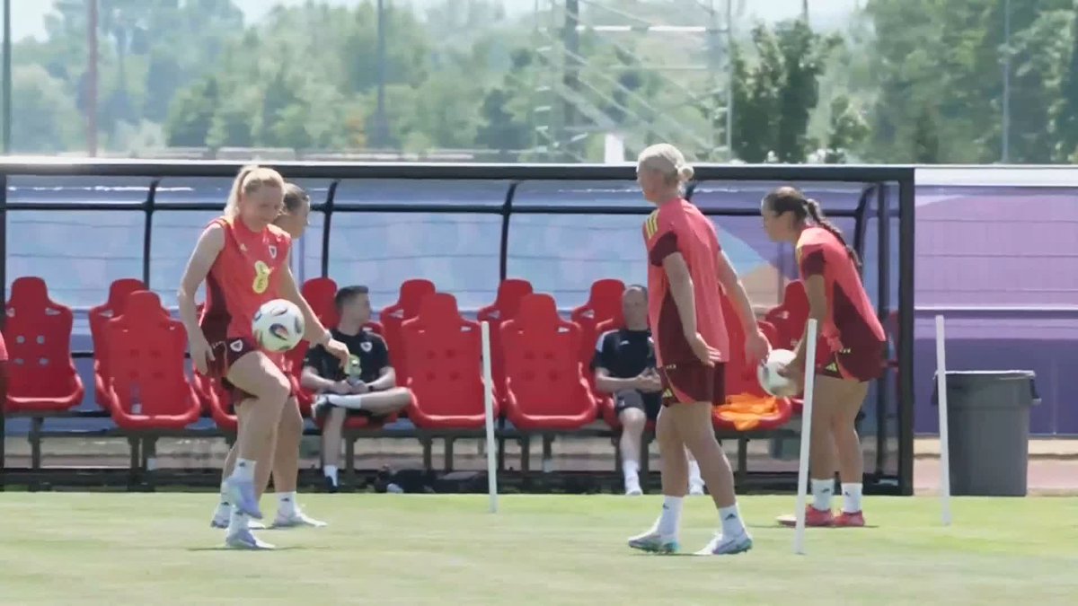 🗣️ 'Every day has to be different so that they can get it right on Saturday' Geraint Hughes reports from Wales' training ahead of their first Euro 2025 match against the Netherlands on Saturday 🏴󠁧󠁢󠁷󠁬󠁳󠁿