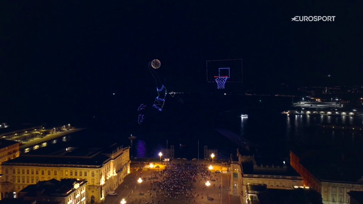A Trieste è show per Michael Jordan 🏀 Era il 1985 quando Air Jordan compiva l’impresa con la sua iconica schiacciata. Dopo 40 anni il cielo di Trieste rende omaggio a His Airness con uno show che ha visto coinvolti oltre 800 droni. 🎥 Drone Reportage #Basket #MichaelJordan