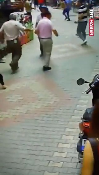 Bursa'da meydana gelen 4,3 büyüklüğündeki #deprem anı kamerada.