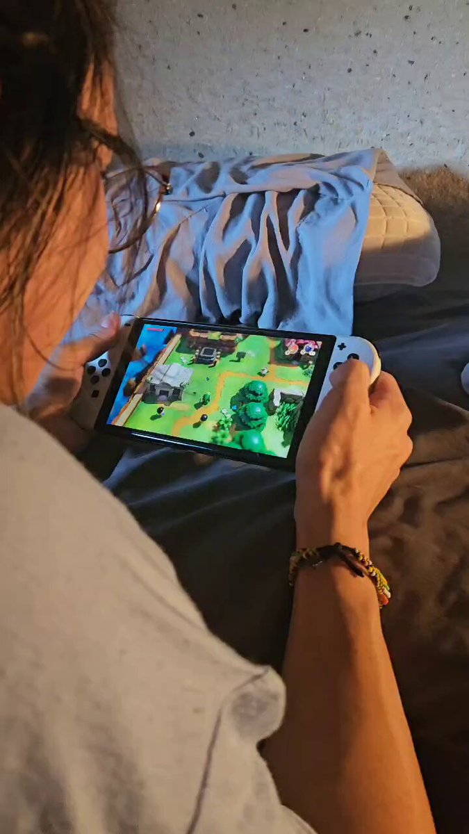 Lleva jugando una semana y ya ha conseguido llegar a la 3ª mazmorra Es su primer Zelda. No sabéis lo feliz que me hace que ella sola coja la Switch a ratitos y se ponga a jugar ☺️