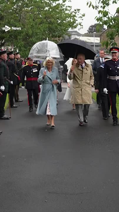 King and Queen brave downpour to honour Kirkcaldy’s war dead
