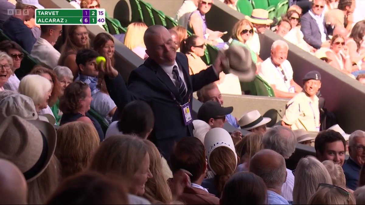 "He's the pantomime villain!" 😤🎾 Sadly no #Wimbledon memento for this spectator 🚫