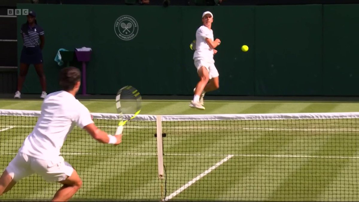 This forehand winner from Ollie Tarvet! 💥😮‍💨 The British qualifier is enjoying himself against the world number two 😊 #Wimbledon