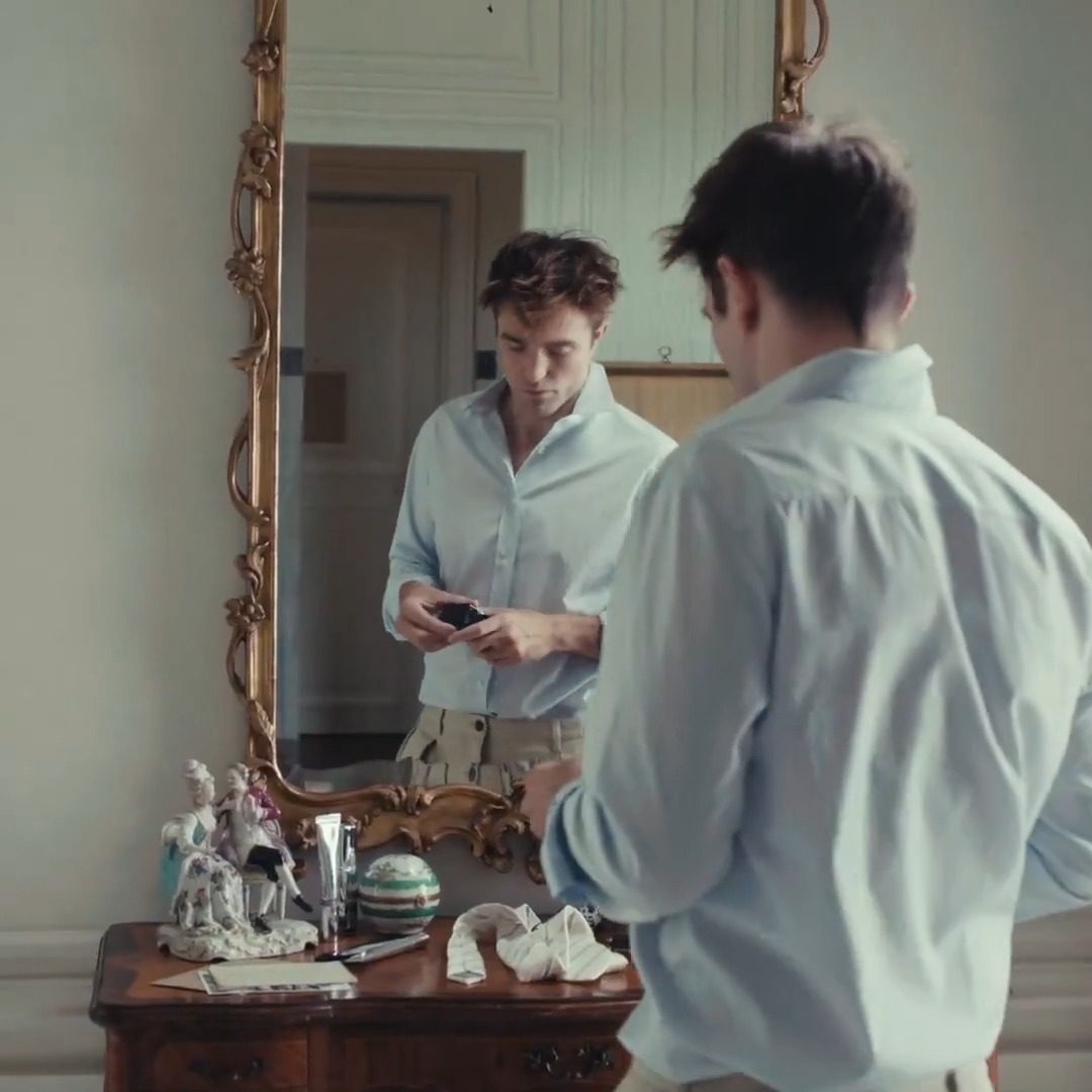 The final touch to Robert Pattinson’s Summer 2026 show look, courtesy of Dior Homme fragrance #DiorSummer26