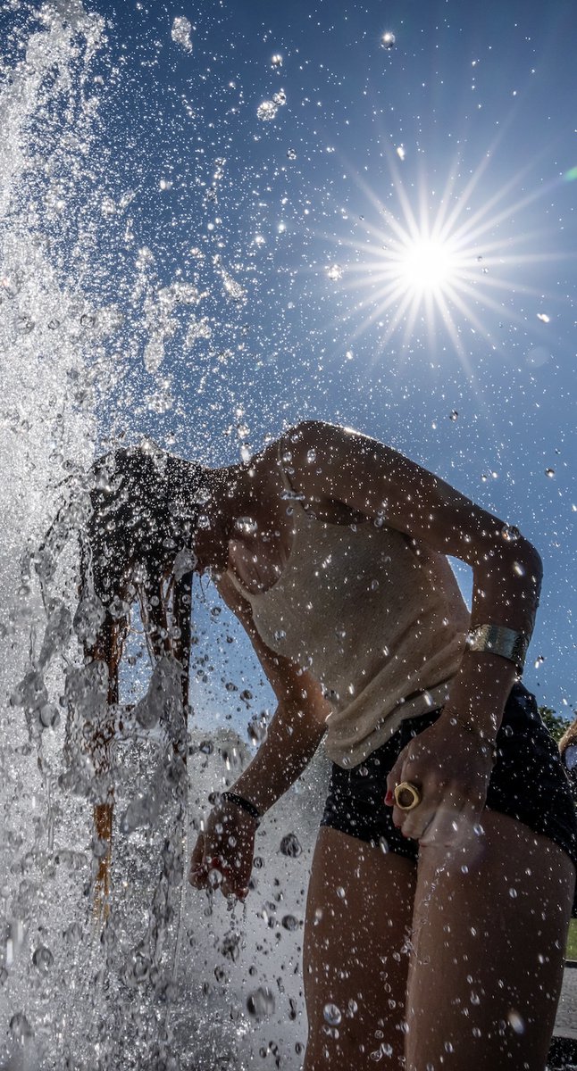 It's hot in Germany 🥵 Temperatures currently soar between 34 and 38 degrees Celsius. The heatwave has made it especially tough for people working outdoors. Some sought relief in lakes and rivers, and zookeepers provided extra showers at the Berlin Zoo.