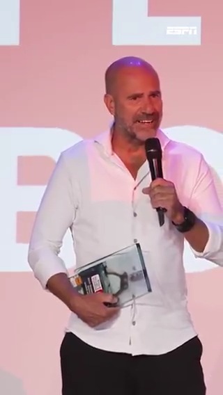 🏆 Peter Bosz is verrast door winst Rinus Michels Award: 🗣️ "Ik had dit niet verwacht. Ik dacht dat Paul [Simonis] hem zou winnen."