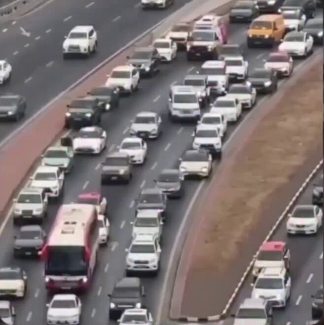 ذكاء في حركة المرور لإعطاء أولوية لمرور عربة الإسعاف أولا في الإمارات