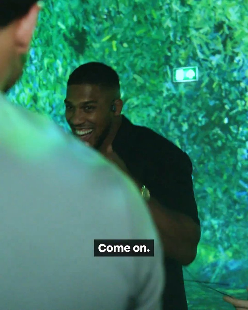 "You sizing me up?" 😂 When Leo Atang met Anthony Joshua 🤝 Words of wisdom ahead of Saturday's pro debut 👊