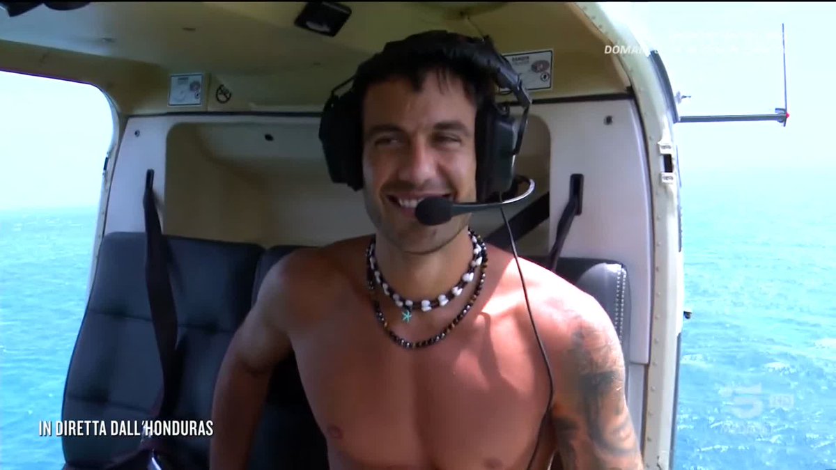 Pierpaolo inizia la finalissima con un BELLISSIMO TUFFO DALL'ELICOTTERO ("Sperando di tornare vivo a Milano" 😂) #Isola