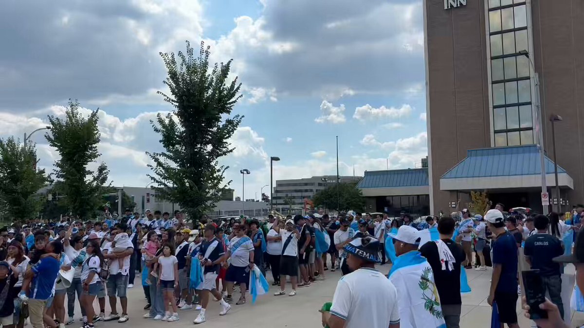 Matchday in STL. Kickoff is 7pm ET/6pm local time. Guatemala fans already out in full force. Some have been buzzing around since the AM. Horns honking. “Oh my,” one USMNT fan said after walking out of her hotel and seeing the crowd. Very cool scene