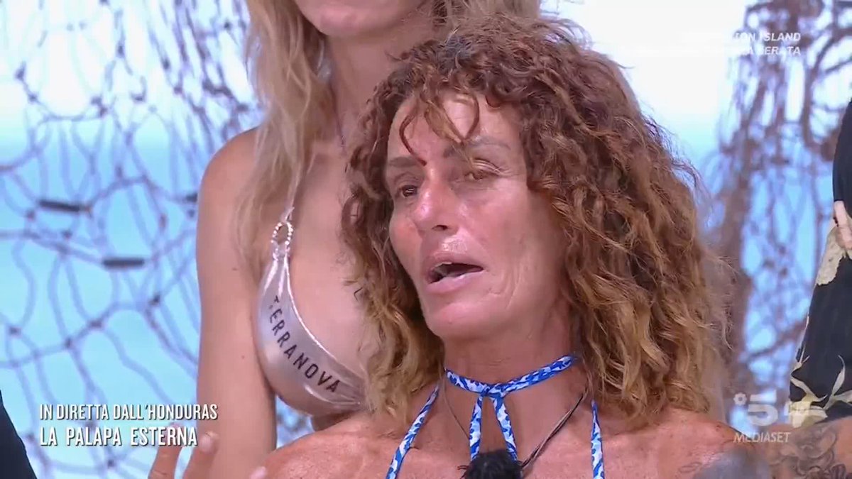 "Il mio fondo sono stati i sensi di colpa per essere stata una figlia non brava e per aver avuto pensieri non belli nei confronti dei miei genitori" Cristina si commuove rispondendo a Veronica. #Isola