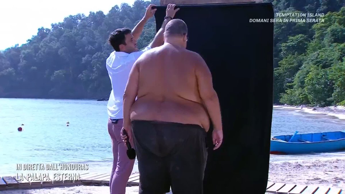 "Quasi quasi me li tengo i capelli così!" Mario commenta il suo nuovo aspetto. #isola