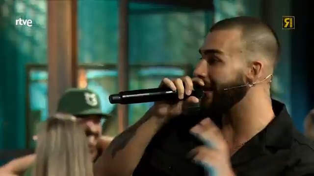 La fina línea entre programa de televisión y clase de bachata de hotel en agosto. #LaRevuelta Manuel Turizo Zapata
