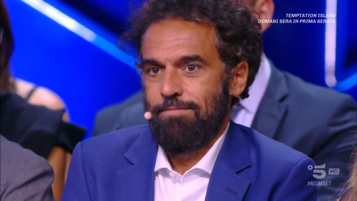"È un personaggio totalmente fuori contesto ed è riuscito a rientrare nel contesto, arrivando a un passo dalla finalissima" Dino fa il tifo per Mario. #Isola