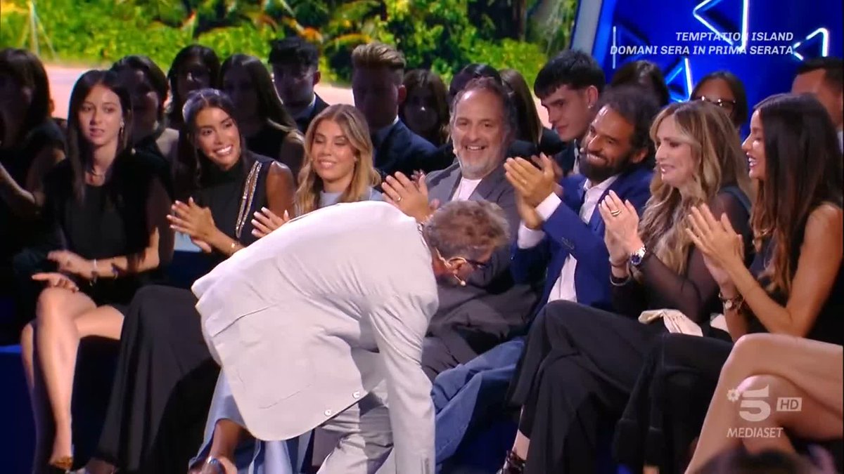 no vi prego guardate questo video concentrandovi solo su alessia fabiani a partire dal primissimo frame fino alla fine