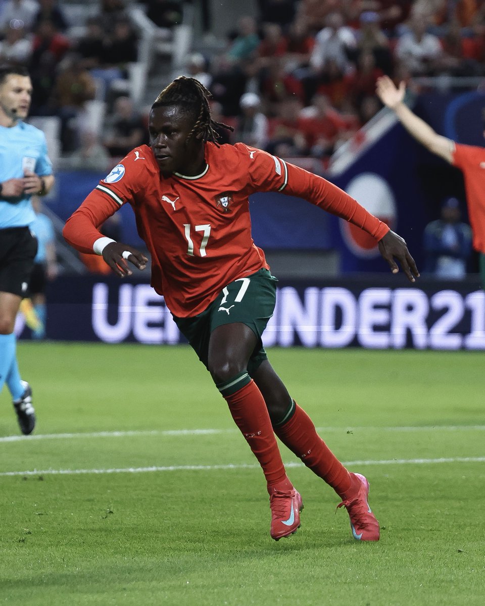 𝑫𝒆 𝒕𝒐𝒅𝒐𝒔 𝒐𝒔 𝒂̂𝒏𝒈𝒖𝒍𝒐𝒔 📹 O melhor golo do #U21EURO 2025 é de Geovany Quenda 🚀✨ #FazHistória | UEFA U21 EURO
