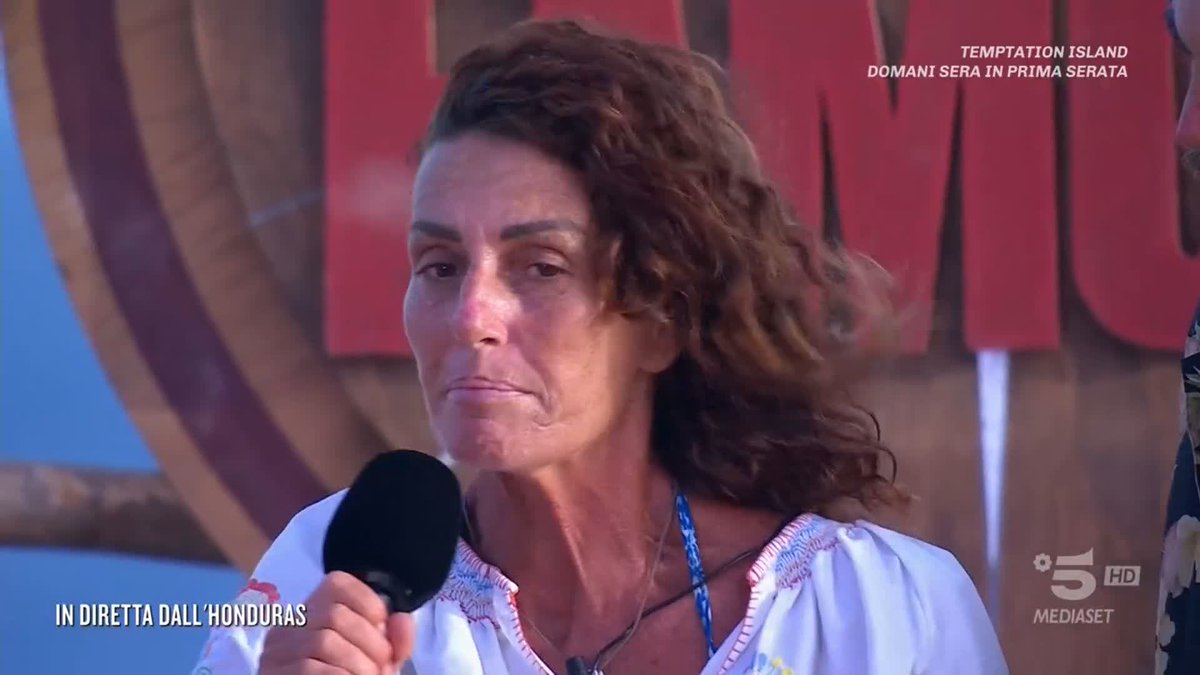 "Questo è il secondo treno che mi passa davanti, ci salgo sopra e col cavolo che scendo" ❤️❤️❤️❤️❤️ #Isola