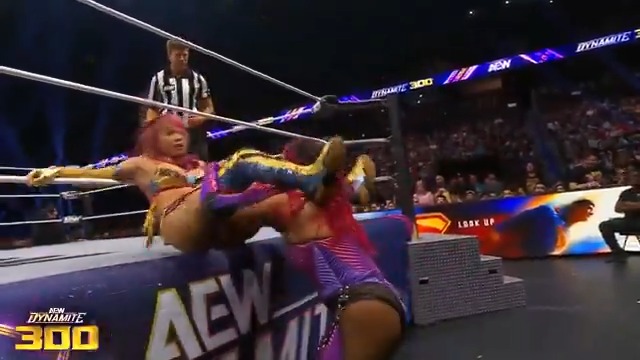 Innovative offense from both Mina Shirakawa♡白川未奈 and Mercedes Moné Varnado! Watch #AEWDynamite 300 LIVE on TBS & MAX