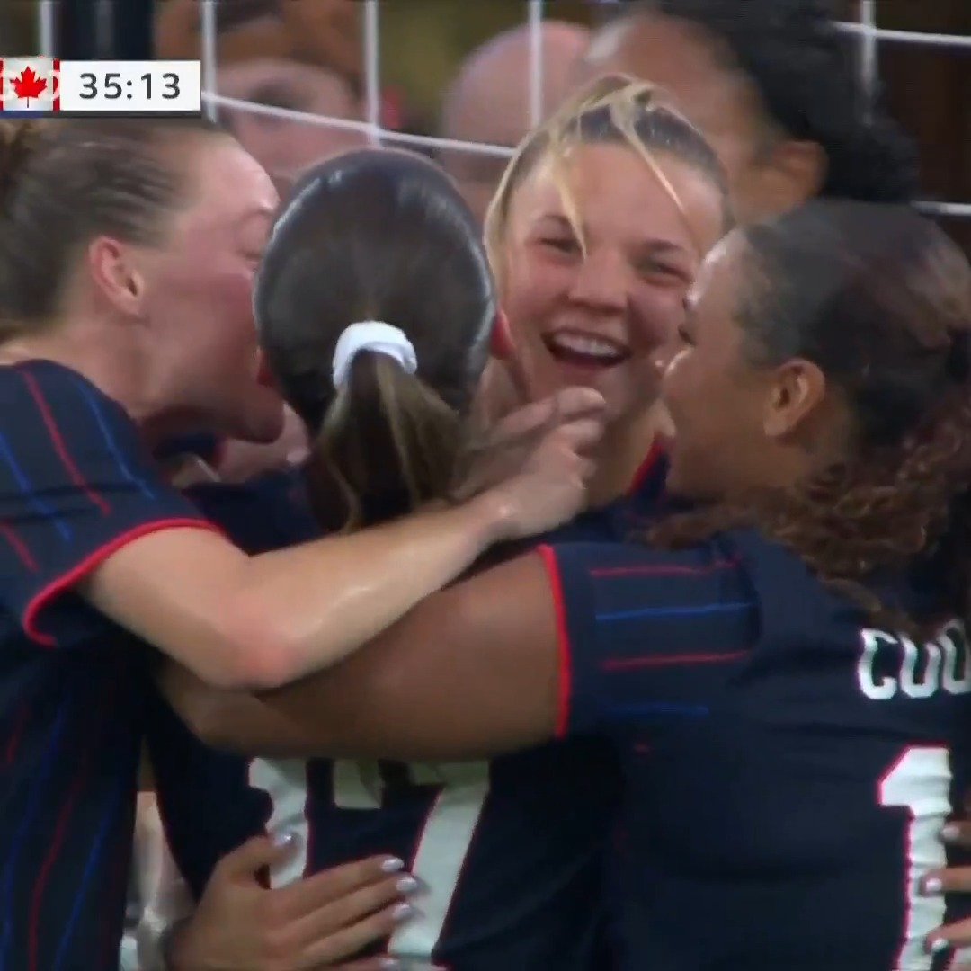 Claire Hutton heads home to make it 2-0 to the Stars and Stripes. 🇺🇸 📺 Telemundo, NBC Universo & Peacock