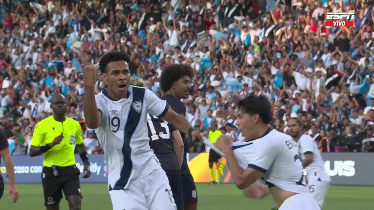 ยกGOOOOL DE GUATEMALA! Olger Escobar la manda al fondo de la porterรญa y marca el descuento para la Bicolor ante Estados Unidos. ๐บ Vive las SEMIFINALES de la CONCACAF #CopaOro2025 por Disney+