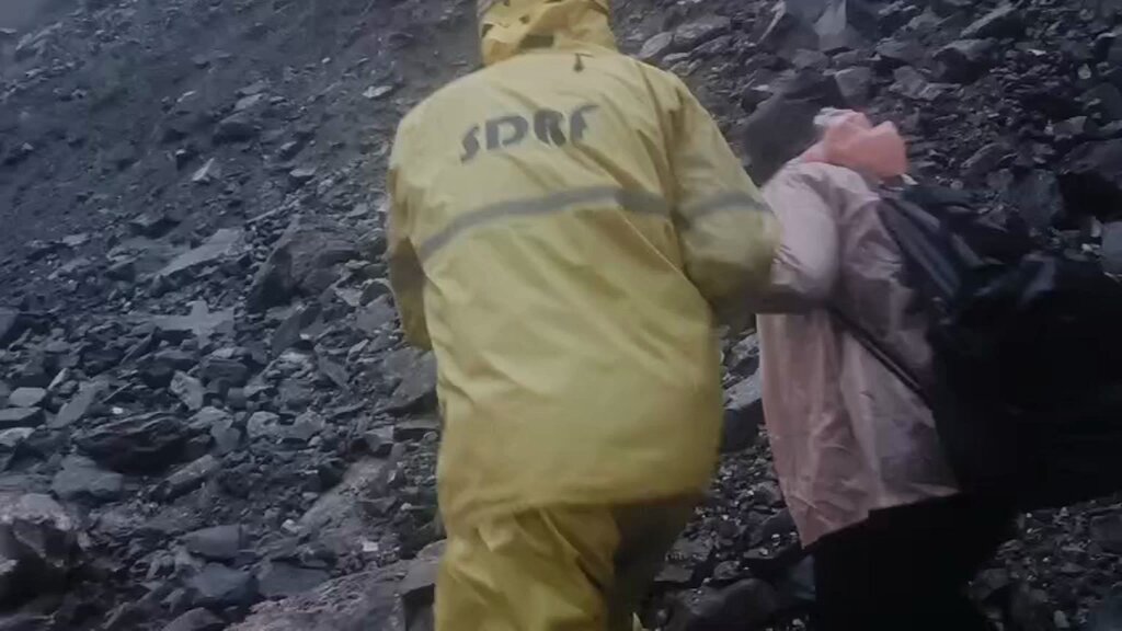 #WATCH | Rudraprayag, Uttarakhand | SDRF rescued around 40 devotees stranded in the Sonprayag landslide zone while on their way back from Shri Kedarnath Dham. Debris suddenly fell late at night near Sonprayag on the way to Kedarnath Dham, due to which more than 40 pilgrims returning from Kedarnath Dham were stranded from around 10 pm yesterday. The SDRF later rescued them (Video Source: SDRF)