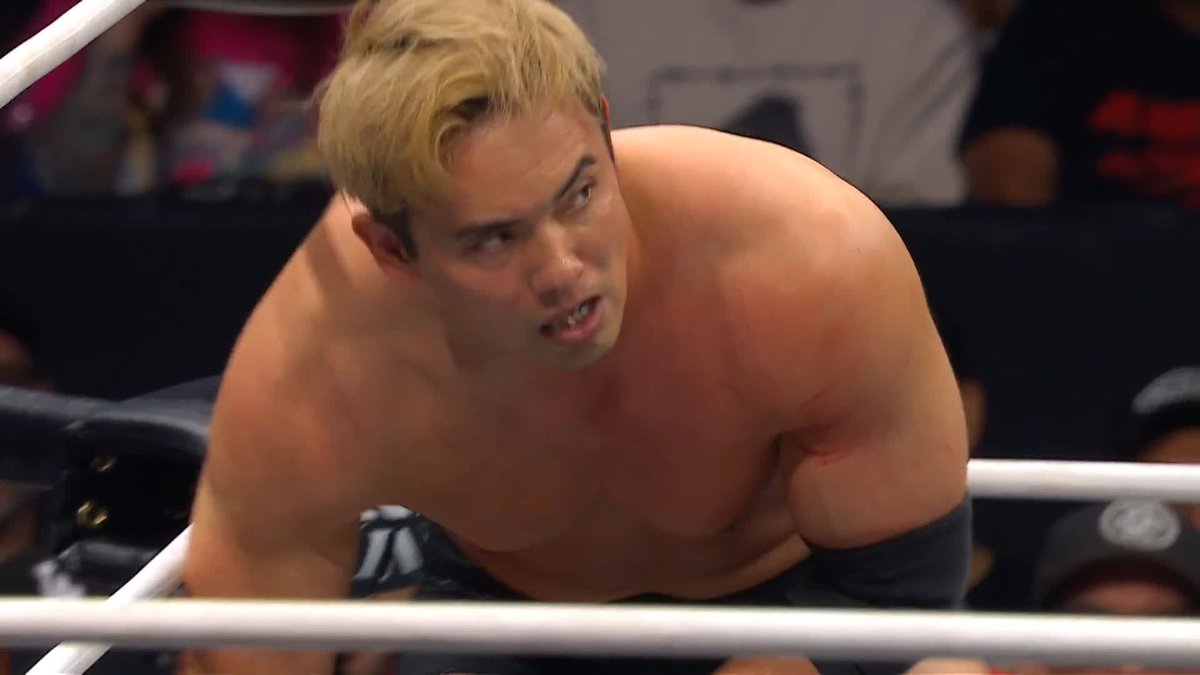 THUNDEROUS CLOTHESLINE FROM 飯伏 幸太! Watch #AEWDynamite 300 LIVE on TBS & MAX