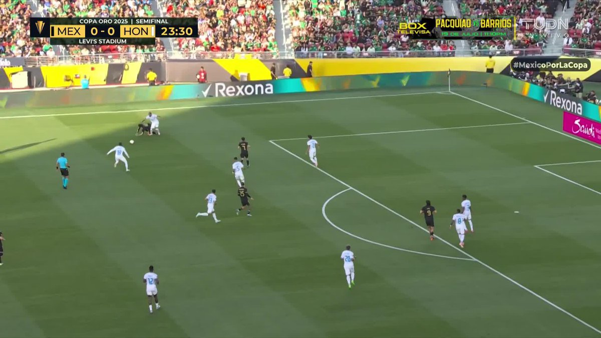 ¡Era de roja! Fuertísima entrada sobre Alexis Vega que se queda tendido en el césped #CopaOro #MexicoPorLaCopa