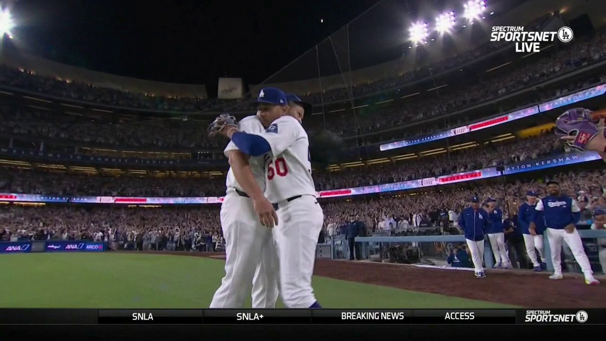 The moment Clayton Kershaw got his 3,000th strikeout 👏 (via MLB, SportsNet LA)