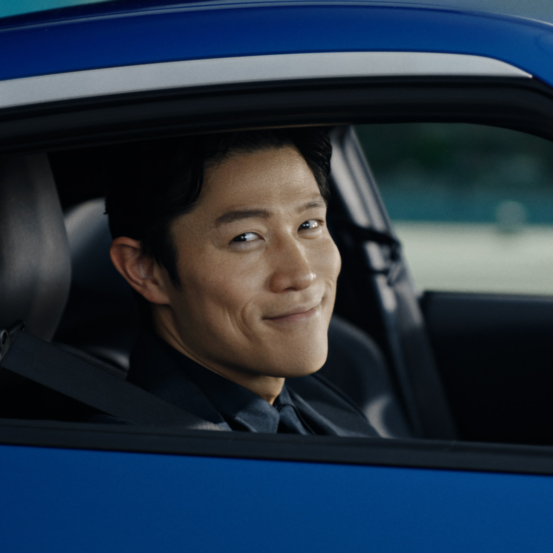日産の新ブランドアンバサダーに就任した鈴木亮平さんが、心の底から運転する楽しさを感じる姿を描いています！