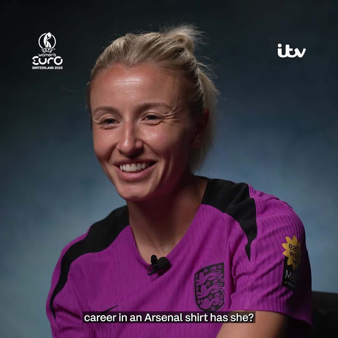 "She's not had a bad start in an Arsenal shirt, has she?" 😅 Leah Williamson reacts to Chloe Kelly's move to Arsenal Women 🔴⚪️