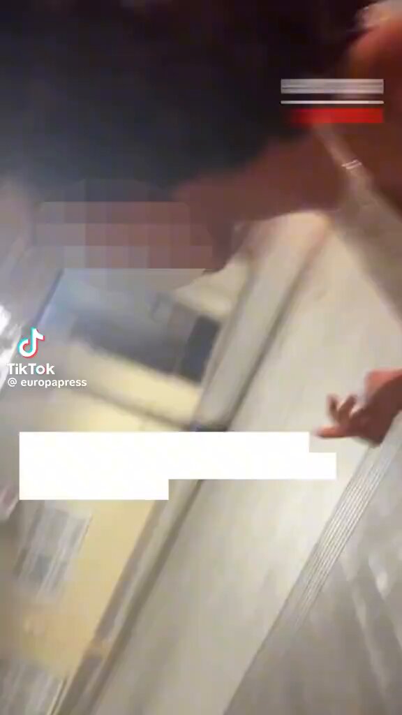Han detenido al niñato homófobo que le tiró una botella a una persona por ser lo que le da la gana. Deberían preguntarle de dónde ha sacado esas ideas. Donde las ha escuchado. Si no se ataja el problema de raíz no hay solución