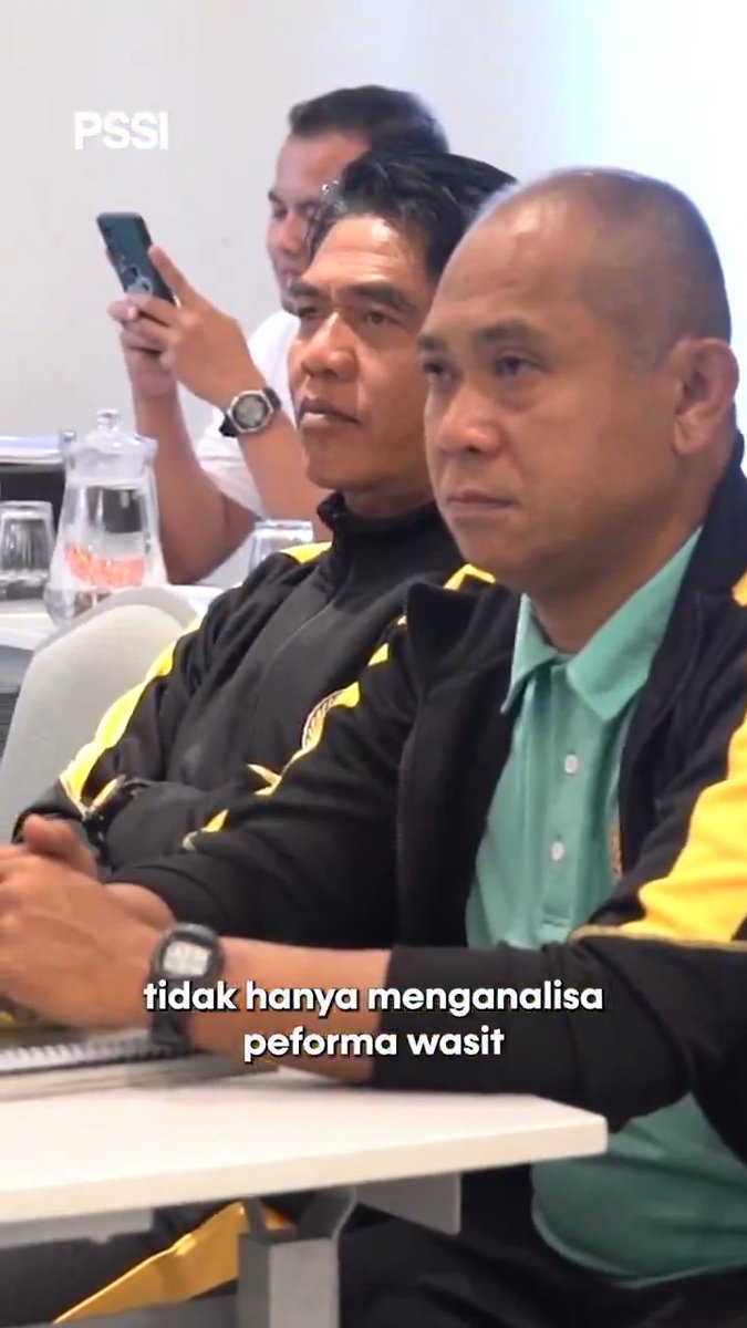 𝐑𝐞𝐟𝐞𝐫𝐞𝐞 𝐈𝐧𝐬𝐭𝐫𝐮𝐜𝐭𝐨𝐫 𝐂𝐨𝐮𝐫𝐬𝐞 ✍️ Meningkatkan kemampuan para calon instruktur wasit dalam menganalisa performa wasit dan bagaimana menyusun program pelatihan. 📍Jakarta 🗓️ 1 - 3 Juni 2025 🗣️ FIFA Referee Instructor 👥 20 Peserta ‣ #PSSI