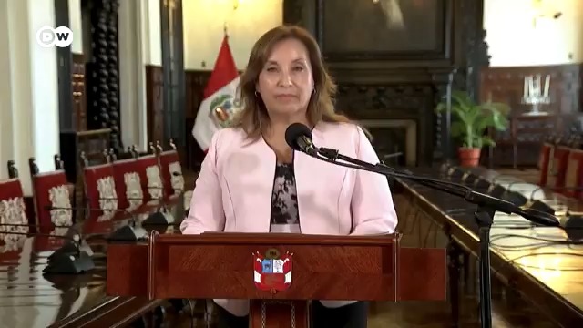 Presidenta peruana Dina Boluarte se duplica el sueldo con su popularidad por el suelo El Consejo de Ministros de Perú aprobó un aumento salarial del 122 % para la presidenta Dina Boluarte, que pasará a ganar 35.568 soles mensuales (cerca de 10.000 dólares o 8.500 euros). /ab
