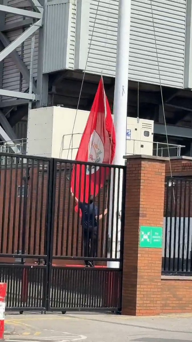 The Liverpool flag has been raised to half mast out of respect for Diogo Jota ❤️ (via @icareaboutlpool)