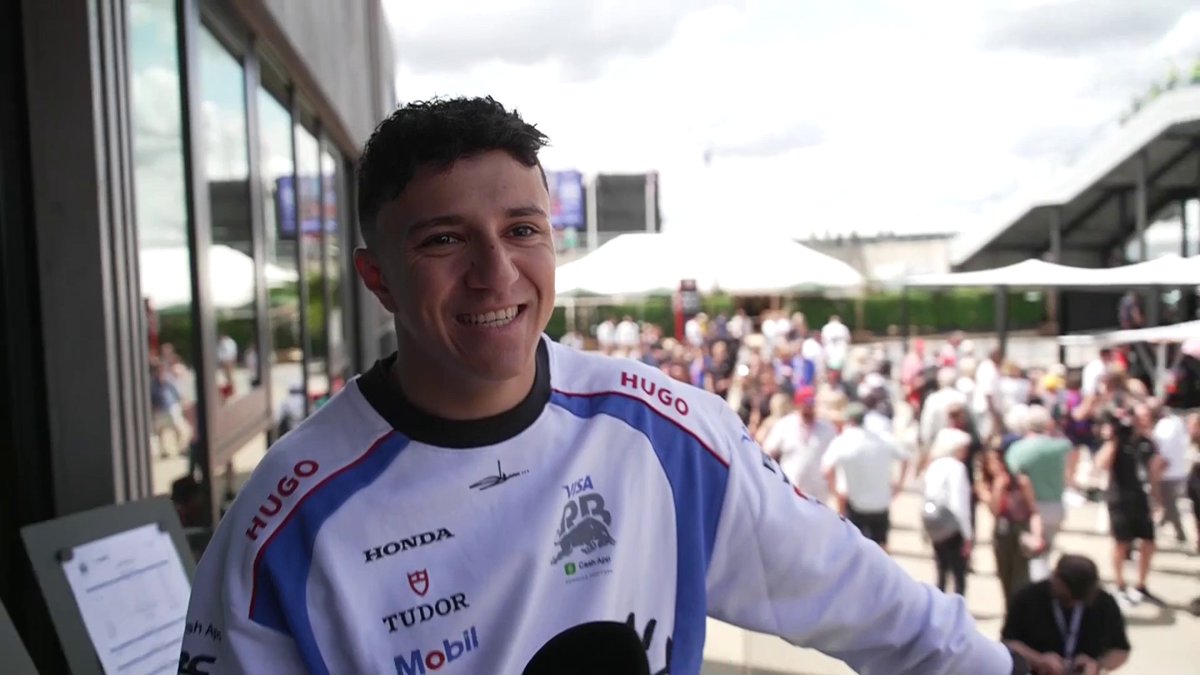 🎙️ "Je suis bien là où je suis." Après 11 Grands Prix en F1, Isack Hadjar poursuit son apprentissage dans la Racing Bulls 💪 Mais en 2026... ? 👀 #BritishP #F1