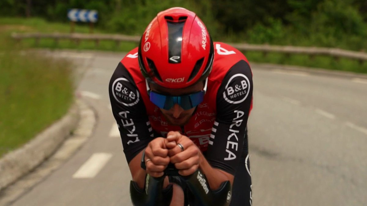 #TDF2025 / #Reportage 🎥 Isolé à Isola 2000, 🇫🇷 Kévin Vauquelin (ARK) enchaîne les séances intensives pour préparer le Tour de France, en compagnie de 🇫🇷 Ewen Costiou : musculation, 4000 mètres de dénivelé quotidien et de longues heures sur le vélo.