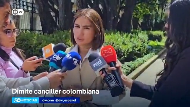 Canciller de Colombia renuncia por "diferencias" con el presidente Petro La canciller de Colombia, Laura Sarabia, abandona su cargo por "diferencias" con el presidente Gustavo Petro, en medio de una polémica por el manejo del contrato para la fabricación de pasaportes. /ab