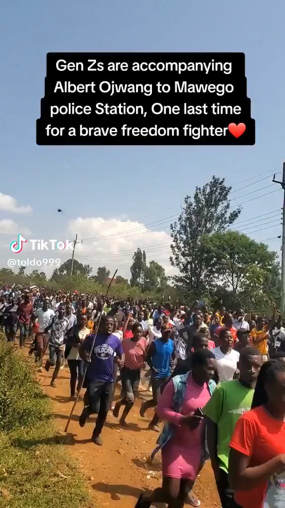 BREAKIING: Enraged protesters stormed Mawego Police Station and set it on fire as they marched with Albert Ojwang’s body protesting his brutal killing. This is the same station where he was first held before being transferred to Nairobi.